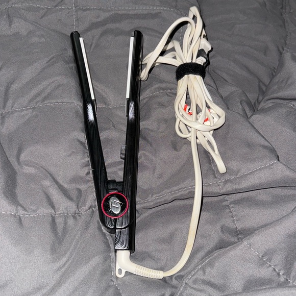 T3 Mane Tamer Unruly Hair Straightening Flat Iron Black - Picture 1 of 4